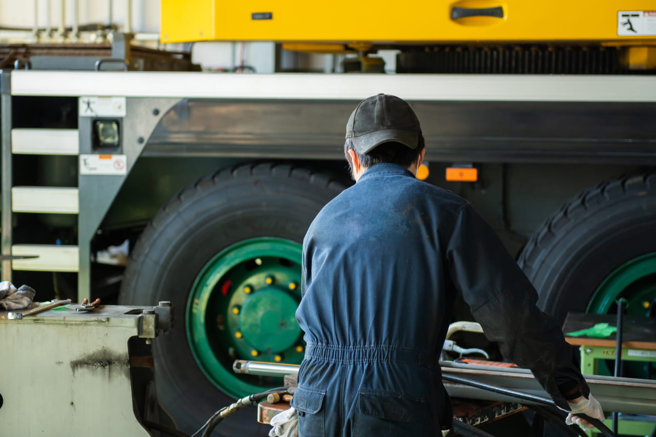 トラックのタイヤを修理している様子